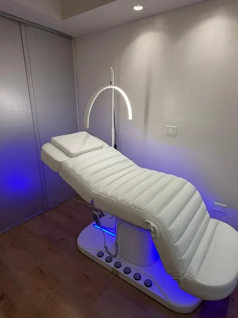 Camilla LUMA Premium blanca con luz LED azul y aro de luz en una cabina de estética.
