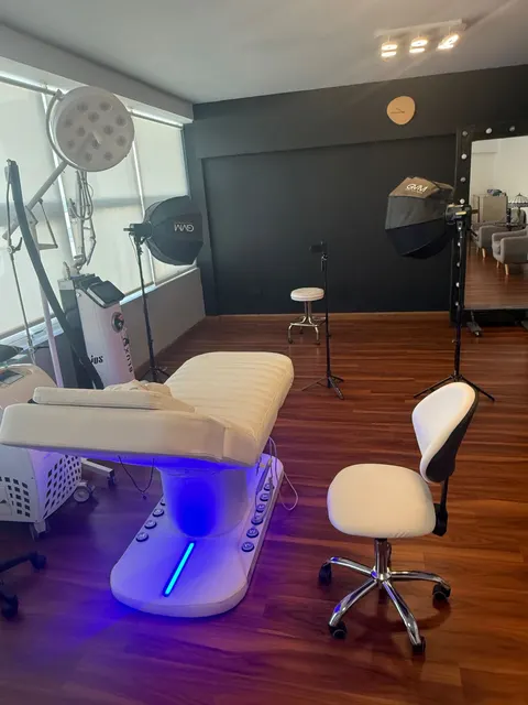 Camilla LUMA Premium con luz LED azul en un estudio de estética con equipos de iluminación.