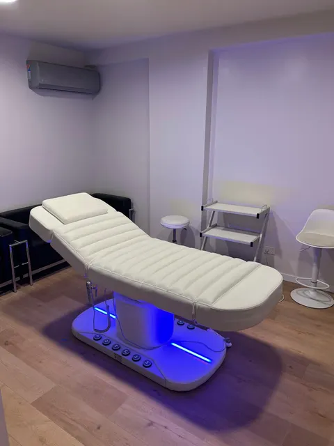 Camilla LUMA Premium blanca con luz LED azul en un consultorio amplio.