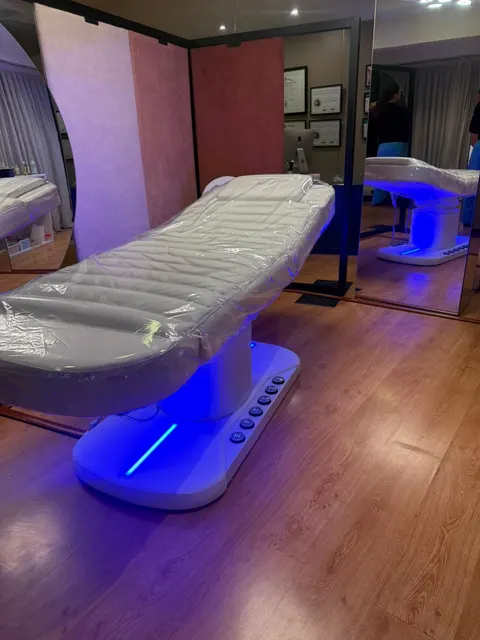 Camilla LUMA Premium recién entregada, con luz LED azul, en un consultorio con espejo.