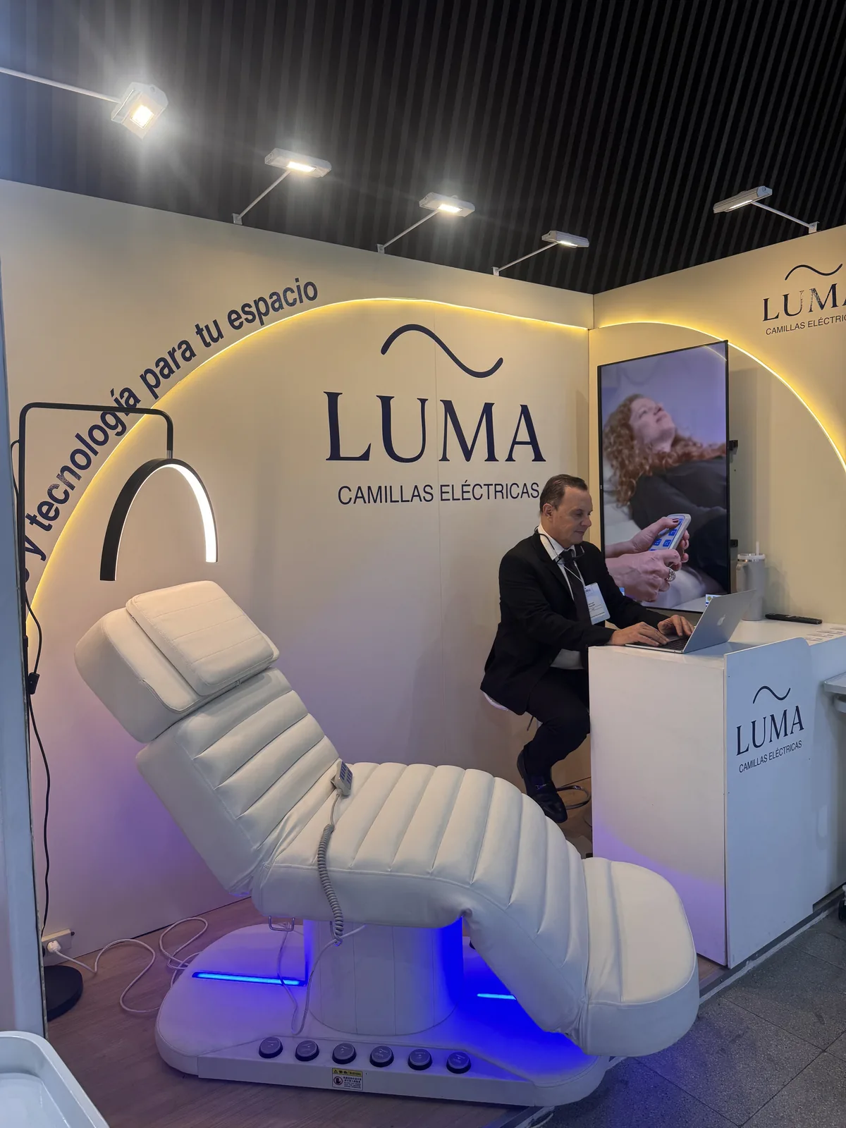 Integrante del equipo de LUMA atendiendo en el mostrador del stand de RADLA.